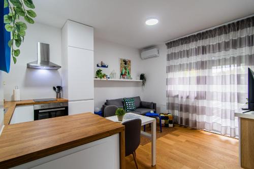 Zagreb Apartment | Flexible SelfCheckIns 110 - Zagreb - Private Parking - Loggia