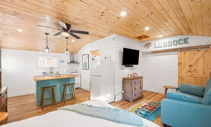Heart of Lubbock Apartment | Flip Flop Stop ~ Beach Themed Studio In Tech Terrace ~ Walk to Campus!