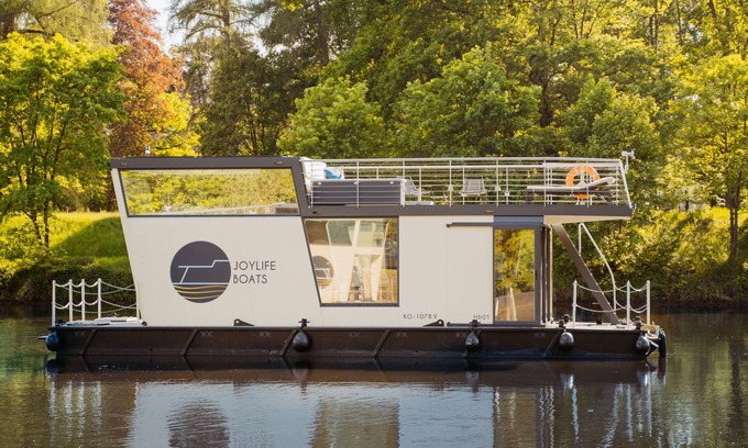 Merzig House | Floating Home-Hausboot in Merzig liegend by Interhome