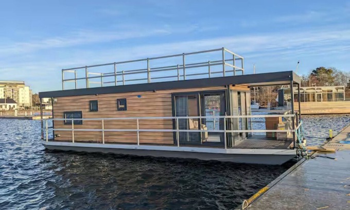 Vastervik Boat Rental | Floating house in Västervik