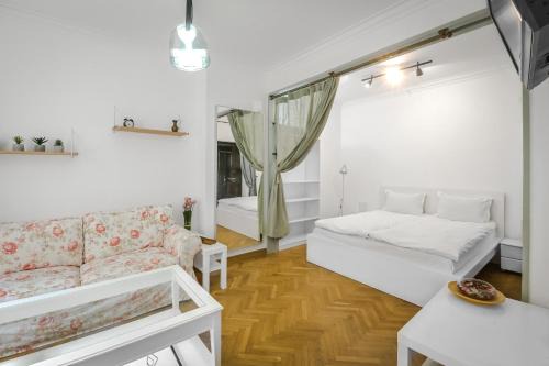 Sofia City Center Apartment | Floral Studio Retreat in Sofia City Center by Flat Mаnager