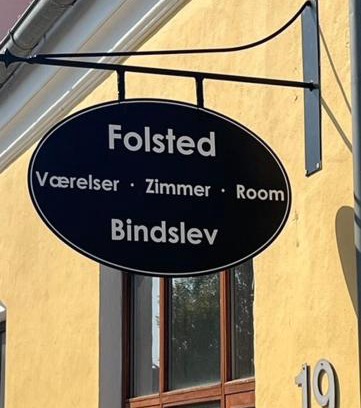Bindslev Hotel | Folsted - Værelse 100 med eget badeværelse og fri parkering