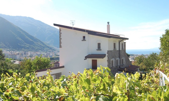 Casola di Napoli Villa | For 6 people Monticelli-Mansion breakfast included