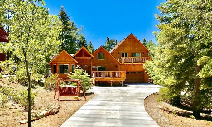 Big Bear Lake Cabin | Forest Angel: Close to Snow Summit, Hiking Trails, & Village! WiFi! Gas BBQ!