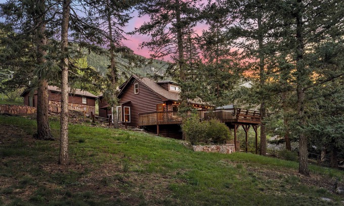 Cascade-Chipita Park Cabin | Forest Cabin - Hot Tub & Mt Views - Pikes Peak