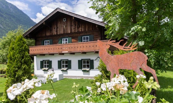 Golling an der Salzach House | Forest Chalet, 15 min to salzburg olt town, and most beautiful lakes, secluded location, 1,000 sqm garden, mountainview, panorama sauna, bath whirlpool, BBQ&bikes&sunbeds for free, up to 10 p