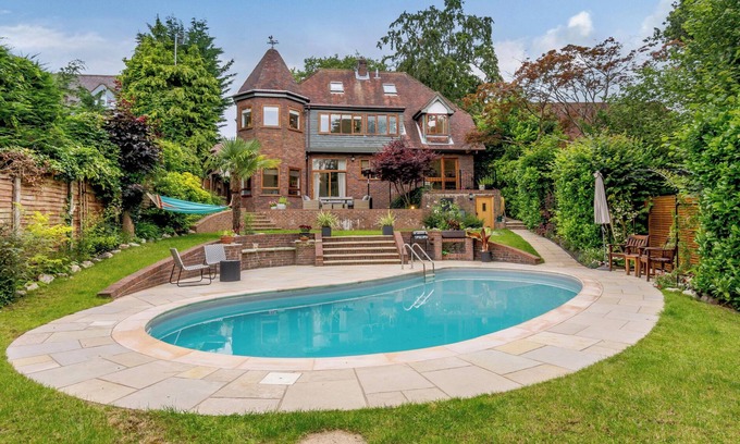 Farnham Common Cottage | FOREST GETAWAY, pet friendly, with pool in Farnham Common