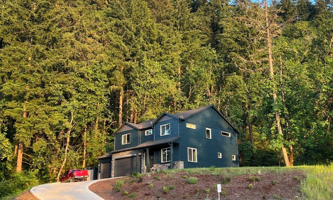 Thurston House | Forest home and outdoor adventure paradise! 15 minutes to Autzen Stadium.