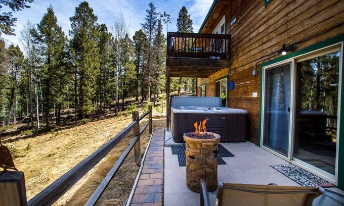 Spring Valley House | Forest Retreat over 1 acre, Hot Tub, Log Furniture, Wildlife!