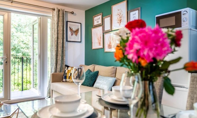 Southampton Apartment | Forest View Apartment with private balcony- Southampton