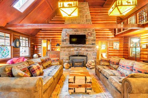 Rhododendron House | Forested Minikahda Lodge with Hot Tub Near Mt Hood