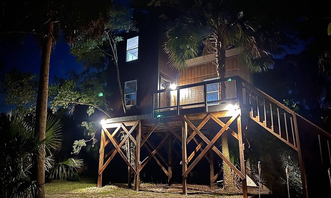 Northside House | Fort George Island Private Treehouse Centrally located and Elevated!