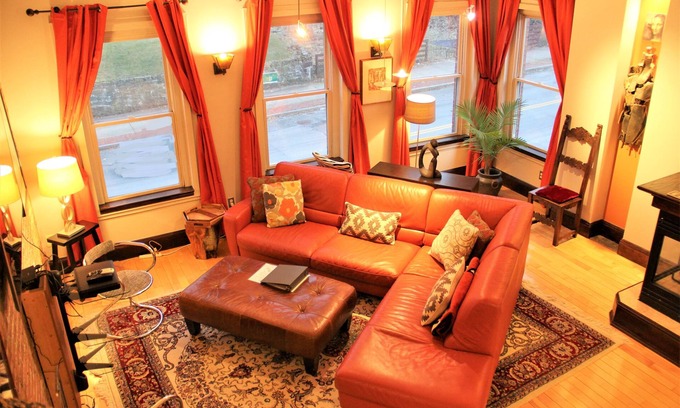 Highland Park Apartment | Fort Hill Inn- Modern City Triplex !*L@K *Minutes to Center! With Parking!