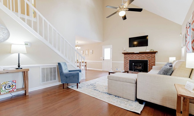 Hopkins House | Fort Jackson Stay at the Breeze on Inn