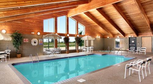 Russell Hotel | Fossil Creek Hotel & Suites