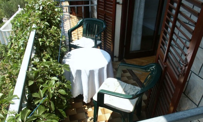Sucuraj Apartment | Four-bedroom apartment near beach Sućuraj, Hvar (A-578-a)