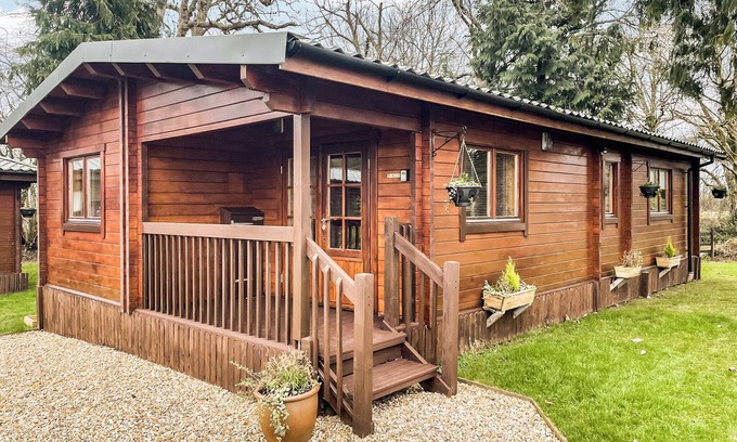 Broadwindsor Ski Chalet | Four berth lodge with one master double and one twin each with wardrobe.