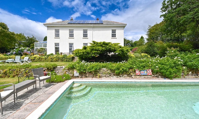 Lanreath Apartment | Fowey Apartment With Outdoor Pool And Gardens In Historic Mansion House