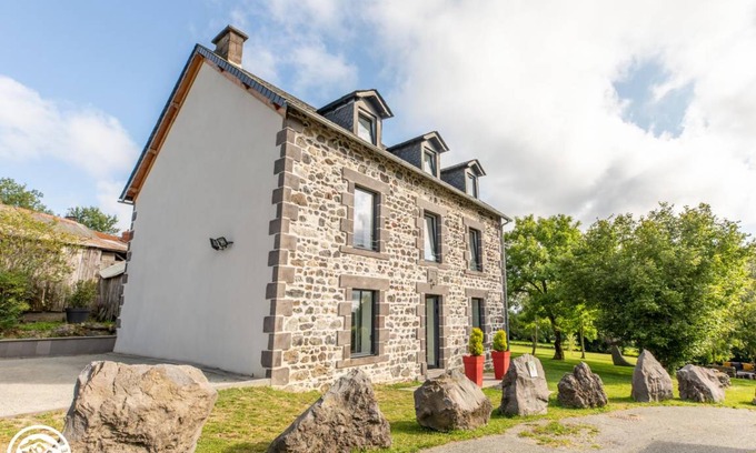 Charbonnieres-les-Varennes House | 203 m² Gîte ∙ 6 bedrooms ∙ 12 guests