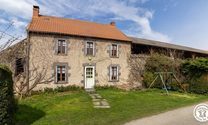 Charbonnieres-les-Vieilles House | 85 m² Gîte ∙ 4 bedrooms ∙ 9 guests
