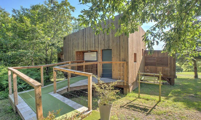 Saint-Felix-de-Reillac-et-Mortemart Bed & Breakfast | Bungalow 'Lodge Grand Air' with Private Terrace, Wi-Fi and Air Conditioning