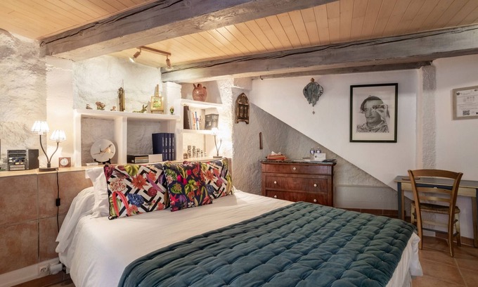 Sainte-Colombe-de-la-Commanderie Bed & Breakfast | Bed and breakfast 'Tourelle Chambre Double Vue Jardin'