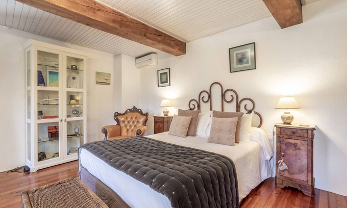 Sainte-Colombe-de-la-Commanderie Bed & Breakfast | Bed and breakfast 'Colombine Chambre Double Deluxe' with Shared Garden, Wi-Fi and Air Conditioning