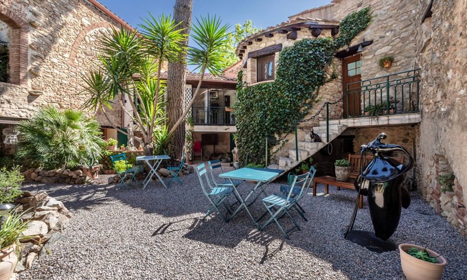 Sainte-Colombe-de-la-Commanderie Bed & Breakfast | Bed and breakfast 'Ormes Chambre Familiale Vue Jardin'