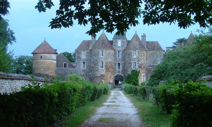 Treigny House | Gite Verger a charming home with private pool and extensive gardens