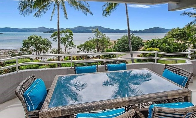 Hamilton Island Apartment | Frangipani Lodge 006, Beachfront Apartment on Hamilton Island