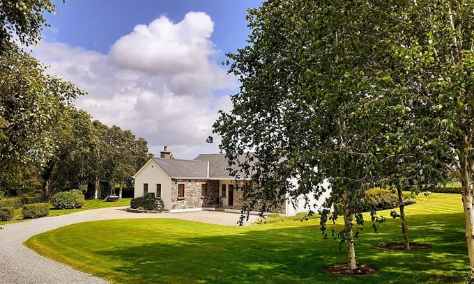 Garrykennedy House | FRAOCH COTTAGE, family friendly in Garrykennedy, County Tipperary