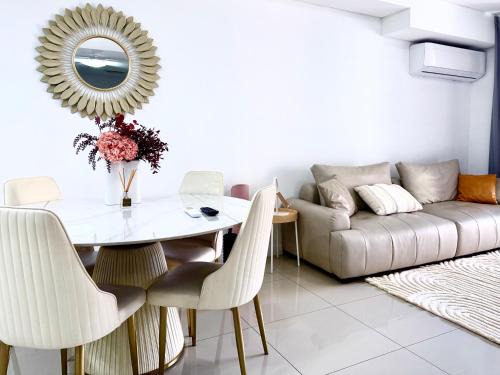 Mascot Apartment | Free AC,Wifi & Parking, Close Shopping and station