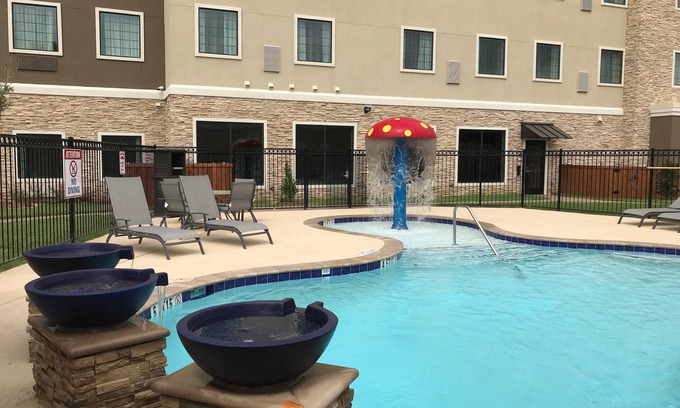 The Colony Apartment | Free Breakfast Buffet. Pool & Shared BBQ Area. Great Location!