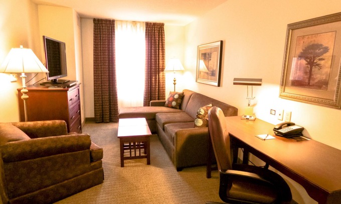 Novi Condo | FREE Breakfast Buffet. Indoor Pool and Hot Tub!