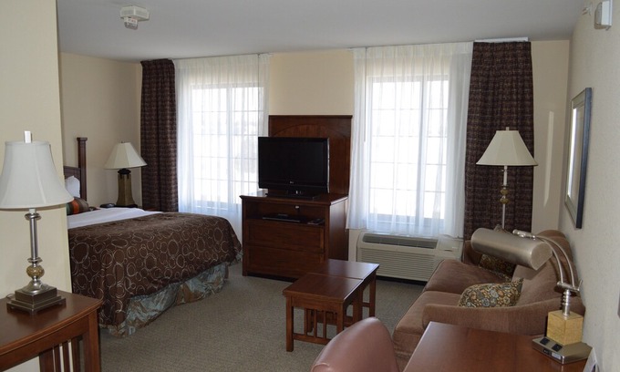 Oconomowoc Apartment | Free Breakfast. Pool & Hot Tub. Gym. Near Aurora Medical Center!