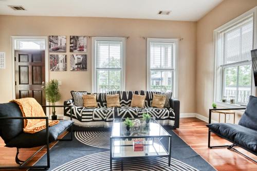 Metropolitan House | Free Early Check-In or Late Check-Out - 5 mins to DT & Forsyth - Mini Gym