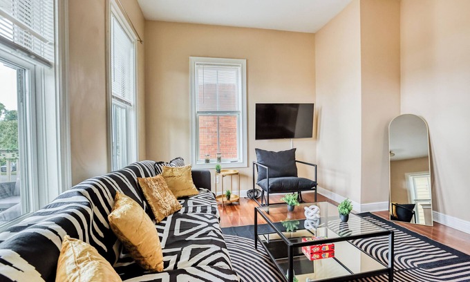 Metropolitan Apartment | Free Early Check-In - Summer in Savannah - 5 mins to DT & Forsyth - Mini Gym