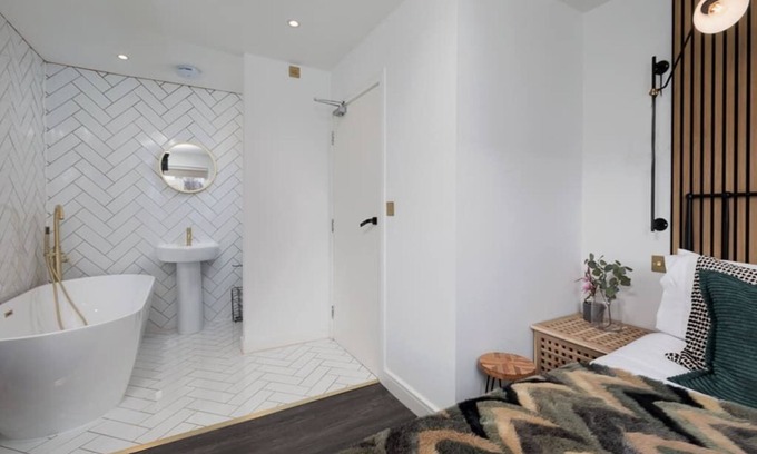 Salford House | Free Parking The Quays- Sleeps 8 by Genesis Living