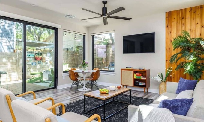 Holly House | Free Parking, Eastside | Palisander - Portoro