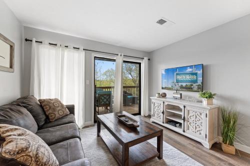Notch Estates Apartment | Free Silver Dollar City Tickets & other attractions! Branson, Walk-In Available