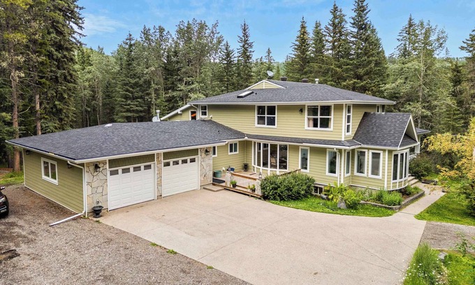 Calgary House | Freele Escape Secluded Nature Haven Sleeps 17!