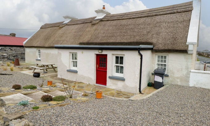 Keadue Cottage | FREEMANS COTTAGE, family friendly in Enniscrone, County Sligo