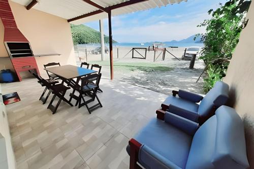 Ubatumirim House | Frente ao mar casa 42 Praia do Estaleiro