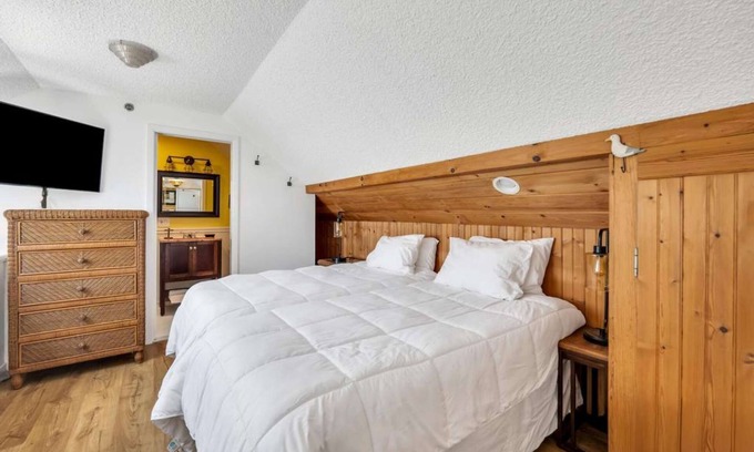 Napeague Apartment | Fresh&Crisp 1BR w/Loft, Corner Unit + Amazing View