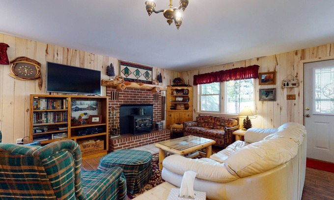 Ponderosa Pines Cabin | Friendly cabin with WiFi, deck, and porch swing - close to the National forest