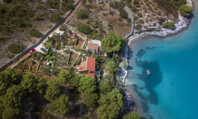 Vinisce House | From the yard to the sea.
