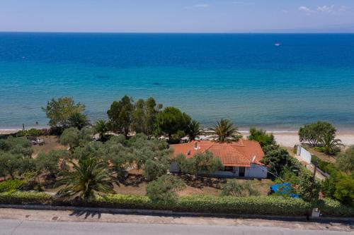 Megalos Prinos House | Front Beach House