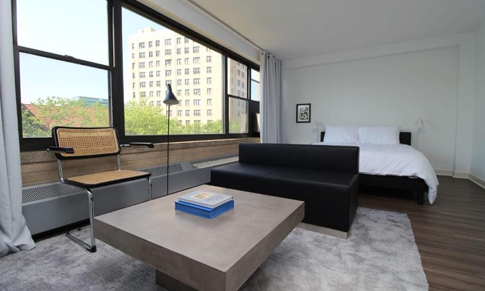 Indian Village Apartment | FRONTDESK First-Class Studio Apt in Hyde Park