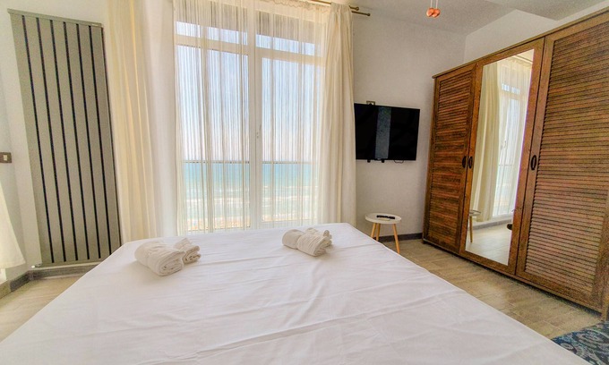 Mamaia-Sat Apartment | FRONTVIEW BEACH APARTMENT