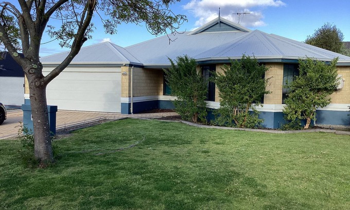 Yakamia House | Full private 3 bed House in quiet location 5 mins from beach in Yakamia,Albany.